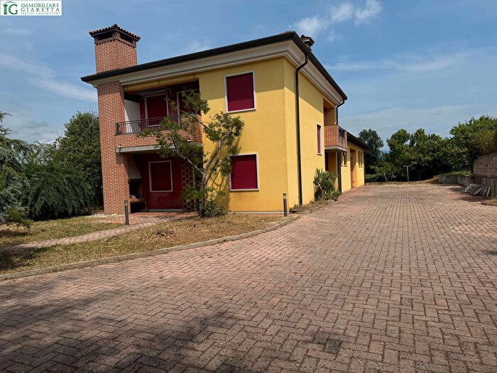 Casa con 8 locali in vendita in Dueville