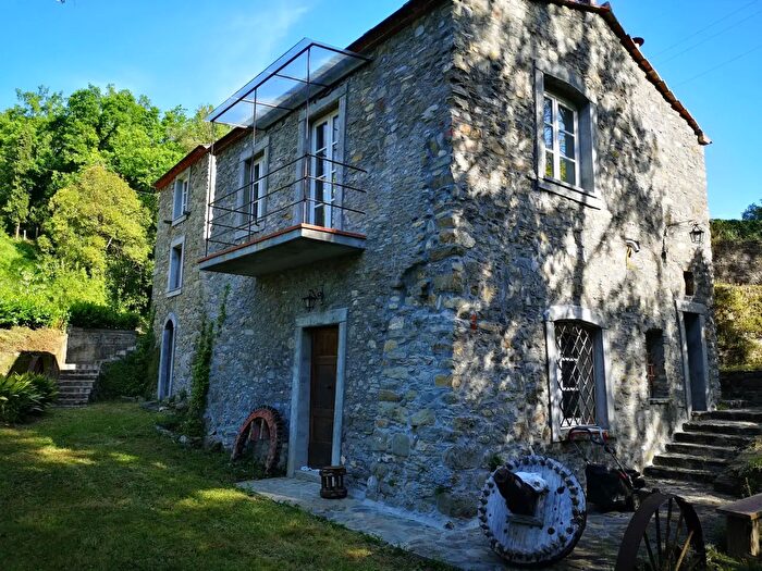 Casa con 12 locali in vendita in Via Molino del Piano, Castelnuovo Magra