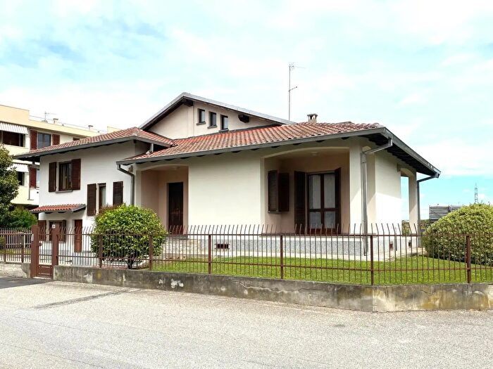 Casa quadrilocale in vendita in Trino