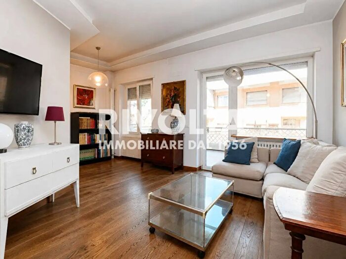 Appartamento trilocale in vendita in Via San Godenzo, Roma