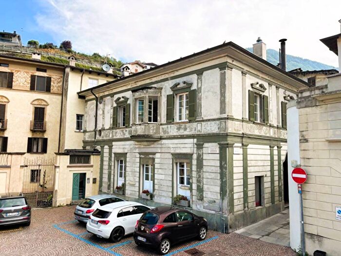 Appartamento trilocale in affitto in Piazzetta Carbonera, Centro, Sondrio