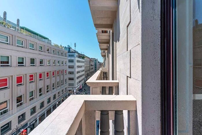 Appartamento quadrilocale in affitto in Piazza Santa Maria Beltrade, Duomo, Milano