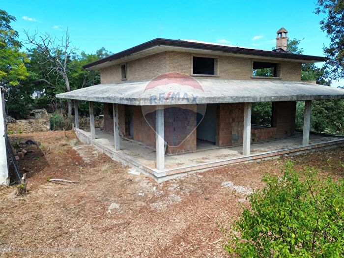 Casa con 6 locali in vendita in Contrada Sacchetti, Treglio