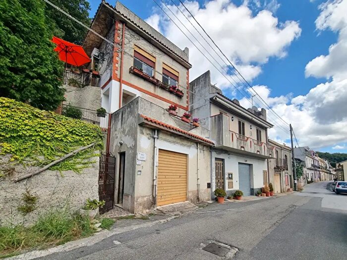 Casa quadrilocale in vendita in Via Safi, Rometta