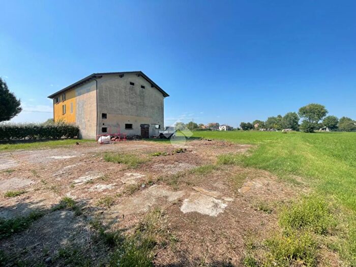 Casa bilocale in vendita in Via Benedetto Croce, Castelnovo Di Sotto