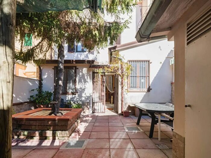 Casa con 10 locali in vendita in Camaiore