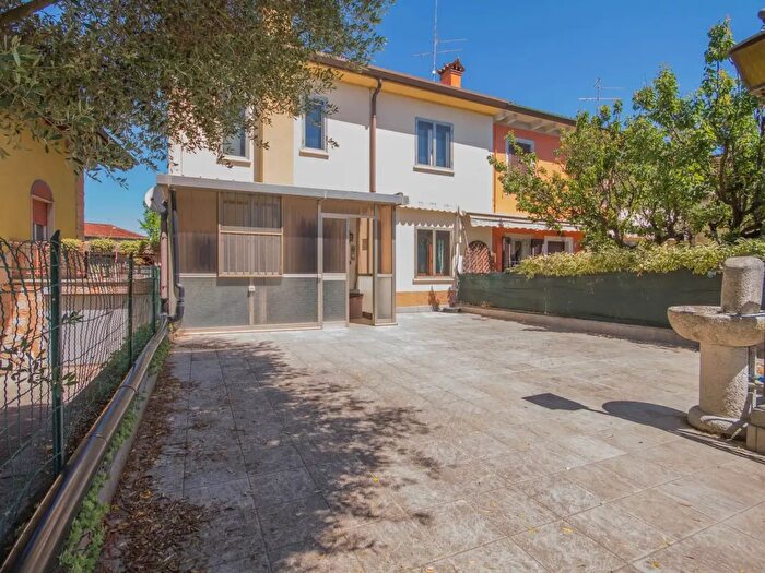 Casa con 6 locali in vendita in Via Molino, Vigasio