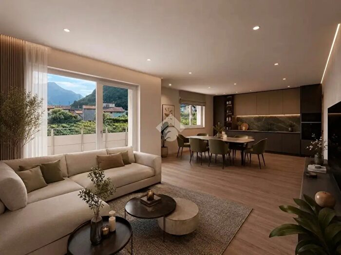 Appartamento con 5 locali in vendita in Via Riccardo Zandonai, Ala