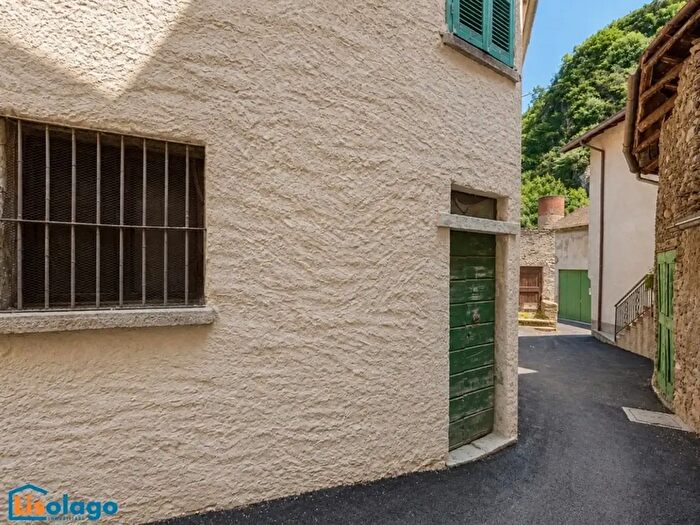 Casa bilocale in vendita in Via Giglio, Dervio