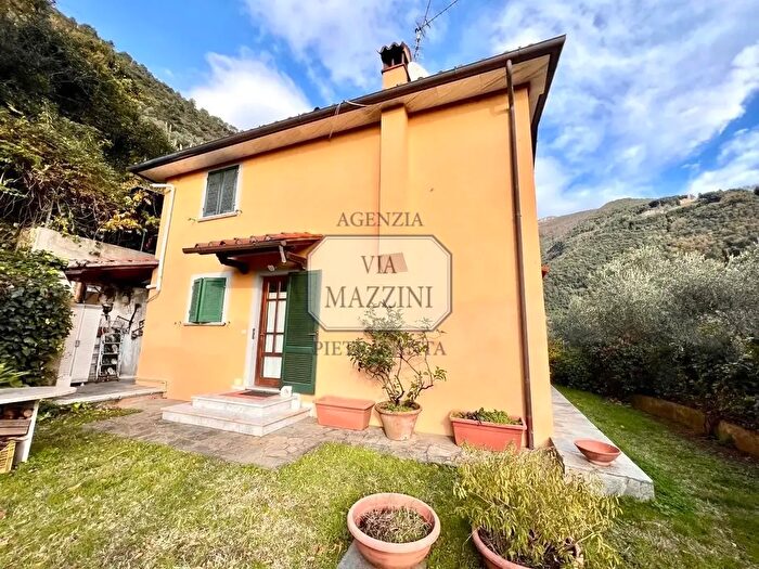 Casa con 7 locali in vendita in Pietrasanta