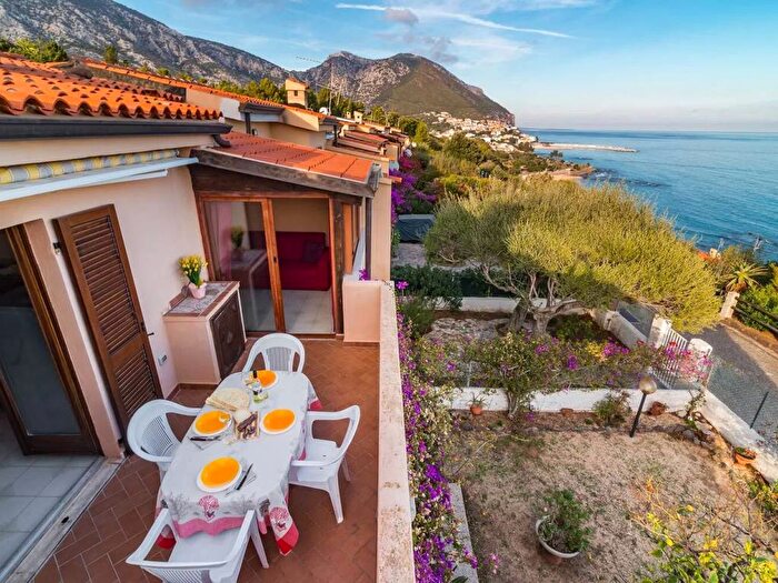 Casa con 6 locali in affitto in Cala Gonone, Dorgali