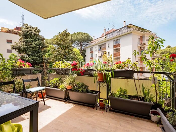 Appartamento trilocale in vendita in Viale della Tecnica, Roma