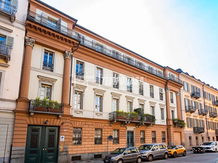 Appartamento quadrilocale in vendita in Via della Rocca, Torino