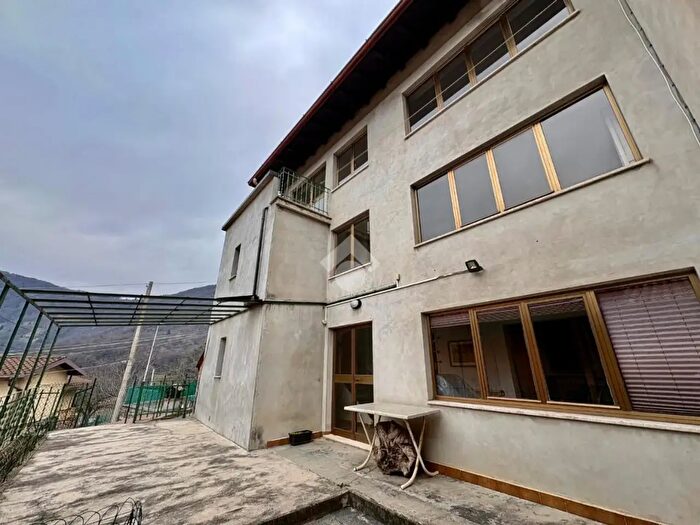 Casa quadrilocale in vendita in Via Oschiolo, Gazzaniga