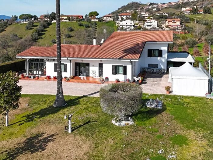 Casa con 7 locali in vendita in Via Prato, Tortoreto