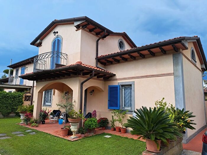 Casa con 11 locali in vendita in Forte Dei Marmi