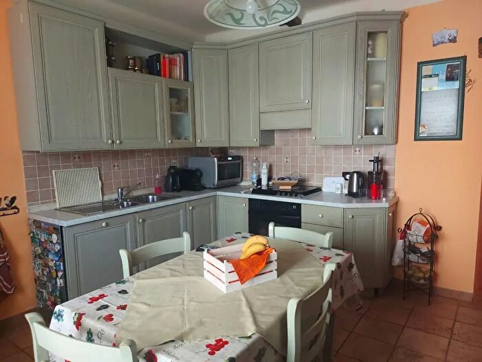 Casa con 6 locali in vendita in Massa