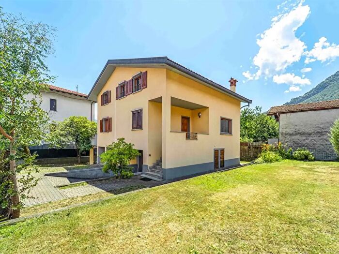 Casa con 5 locali in vendita in Via Statale, Dongo
