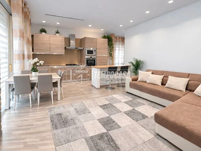 Appartamento trilocale in vendita in Via aSciesa, Cesano Maderno