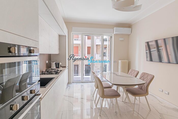 Appartamento trilocale in vendita in Via Fiume, Sanremo