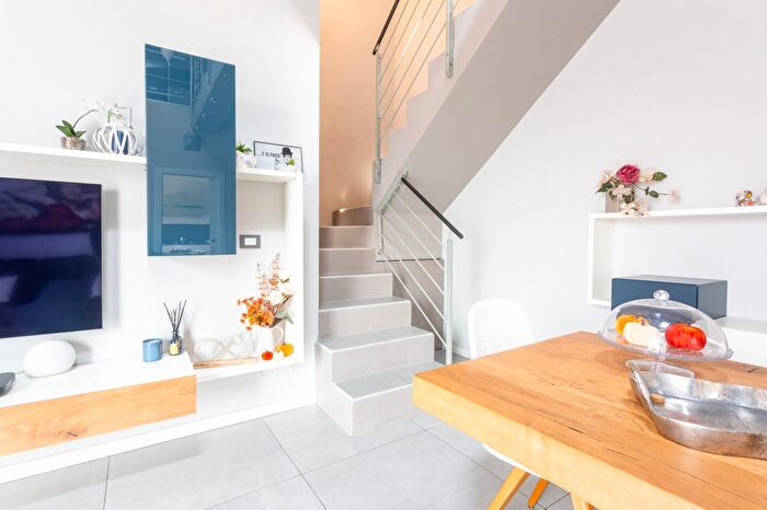 Appartamento con 7 locali in vendita in Via Val dAosta, Castelnuovo Rangone