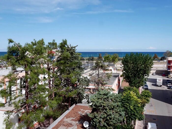Appartamento trilocale in vendita in Via Daunia, Bari