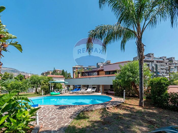 Casa con 9 locali in vendita in Palermo