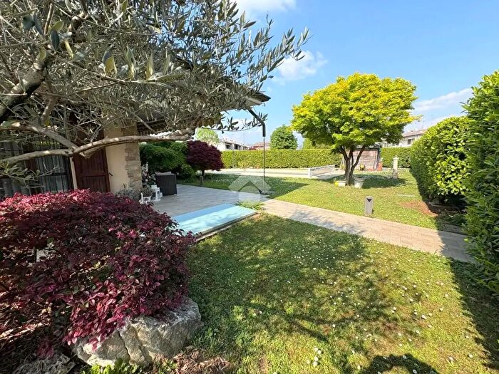 Casa con 8 locali in vendita in Via Villaggio Morosini, Castelli Calepio