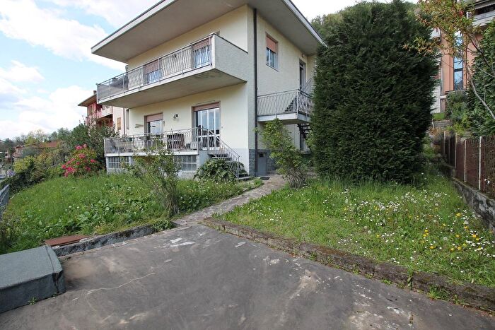 Casa con 8 locali in vendita in Pontida