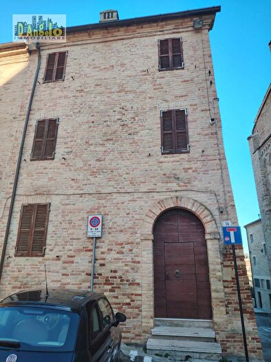 Casa con 6 locali in vendita in Piazza Forlini, Offida