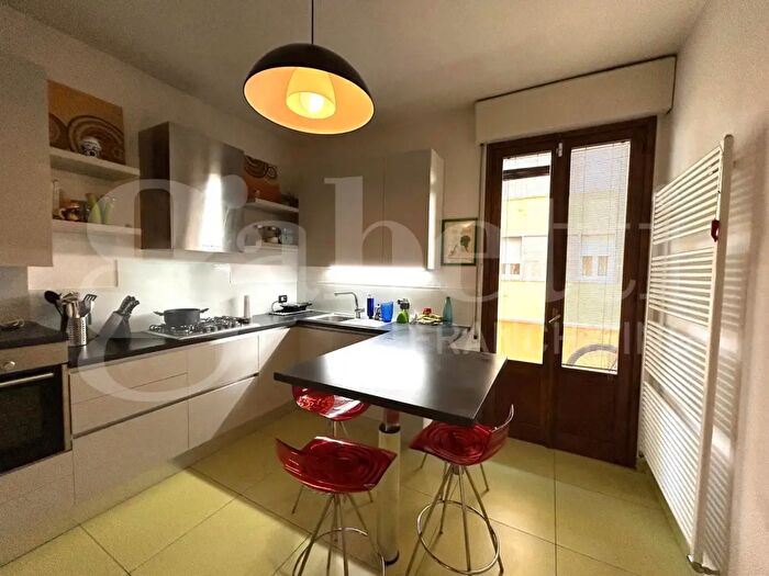 Appartamento con 5 locali in vendita in Via Briani, Modena