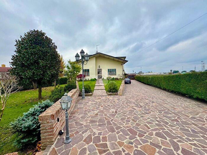 Casa quadrilocale in vendita in Via Martiri di Belfiore, Rovigo