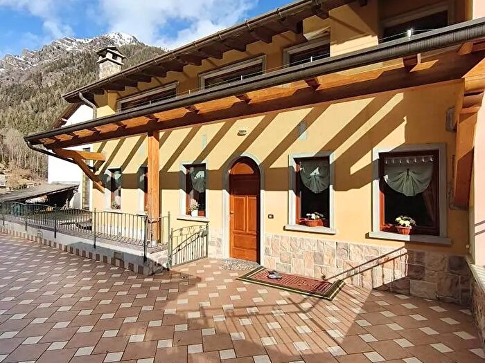 Appartamento con 5 locali in vendita in Via Largo Gleno, Vilminore Di Scalve