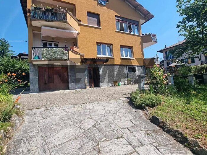 Appartamento trilocale in vendita in Via Ugo Foscolo, Luino