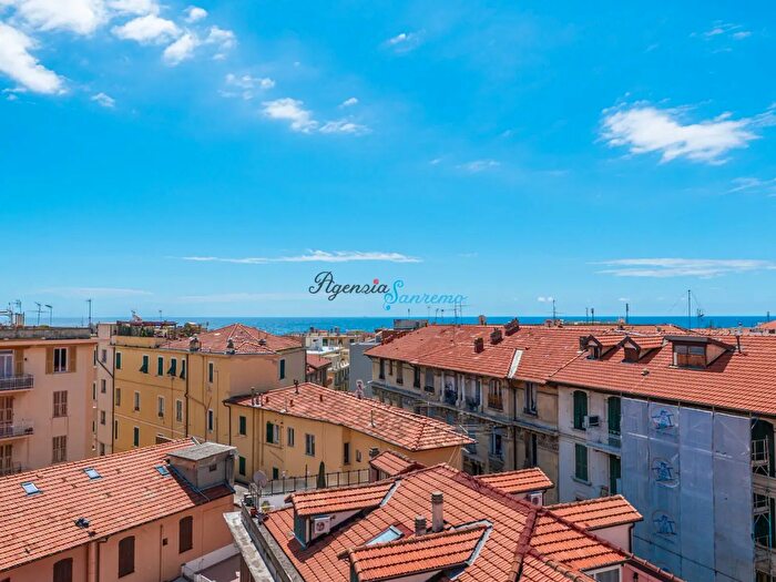 Appartamento quadrilocale in vendita in Via Zeffiro Massa, Sanremo