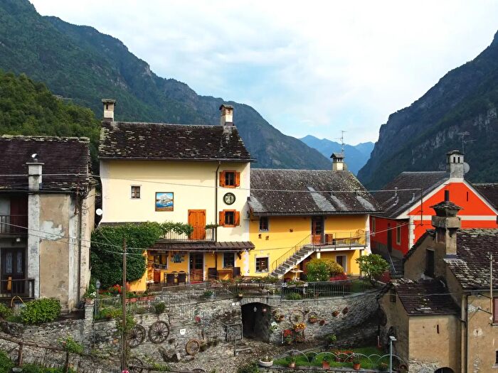 Casa con 10 locali in vendita in Vicolo Rio Rì, Varzo