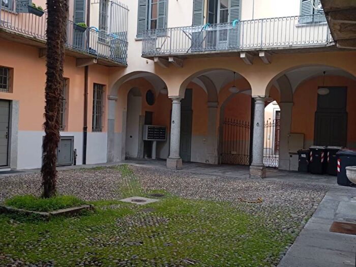 Appartamento trilocale in affitto in Via Francesco Dominioni, Centro Storico, Novara