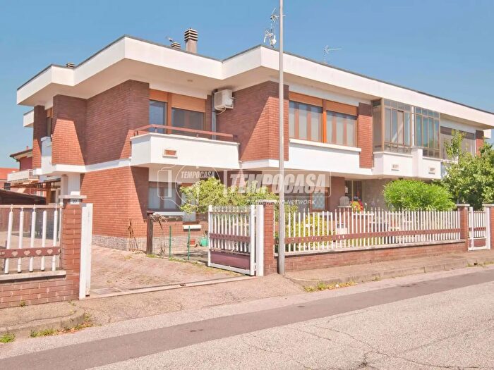 Casa con 6 locali in vendita in Garbagna Novarese