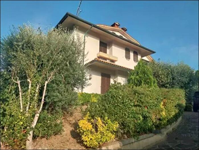 Casa con 6 locali in vendita in Via Monte Rosa, Poggibonsi