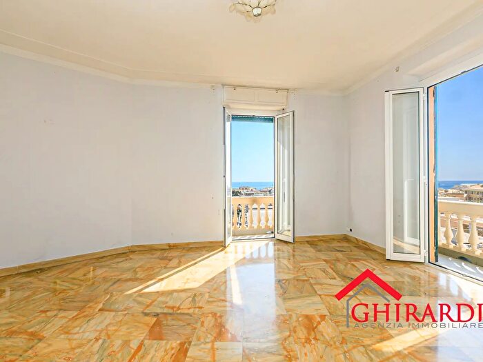 Appartamento con 6 locali in vendita in Piazza Cristoforo Bonavino, Genova