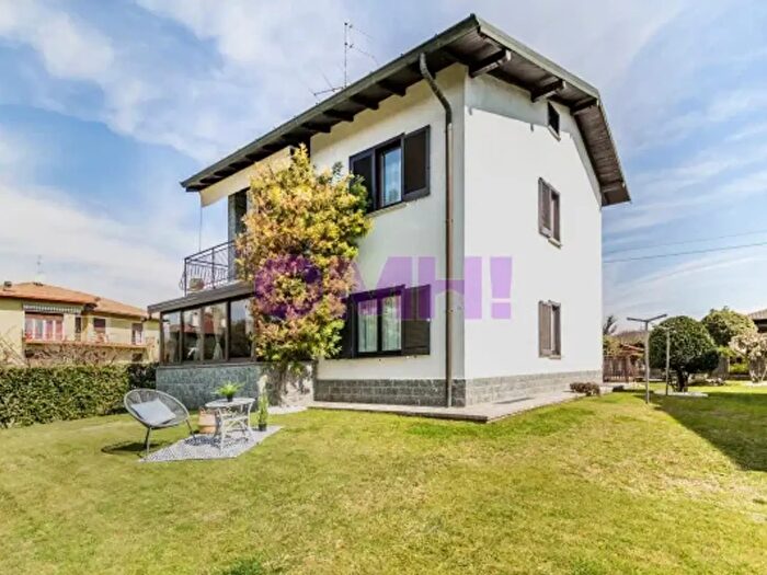 Casa con 6 locali in vendita in Via Piano Superiore, Monvalle