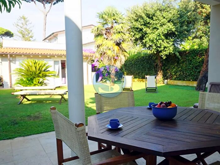 Casa con 13 locali in affitto in Pietrasanta