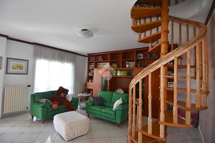 Appartamento con 5 locali in vendita in Via Bruni Antonio, Lecce