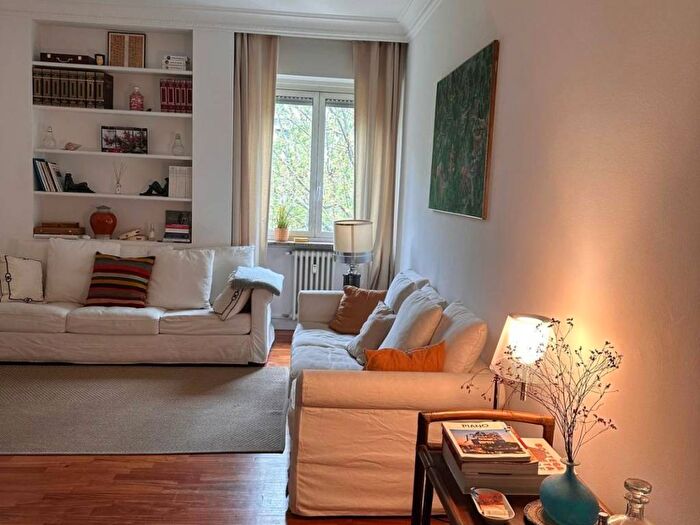 Appartamento quadrilocale in affitto in viale Francesco Crispi, Moscova, Milano