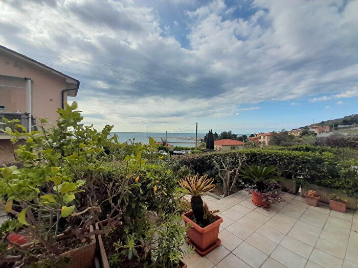 Appartamento bilocale in vendita in Via Strada Nuova, Cipressa