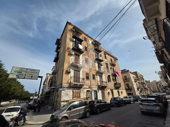 Appartamento trilocale in vendita in Via Morozzo della Rocca, Palermo