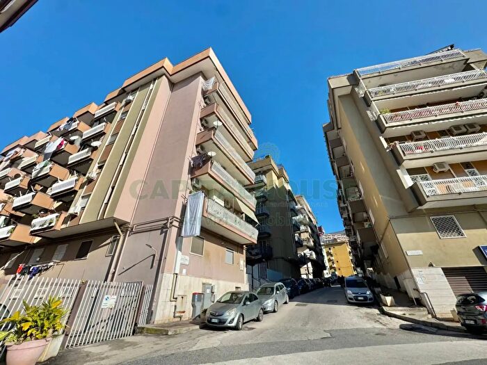 Appartamento trilocale in vendita in Via Nicola Romeo, Napoli