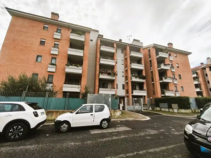 Appartamento trilocale in vendita in Via Nosate, Roma