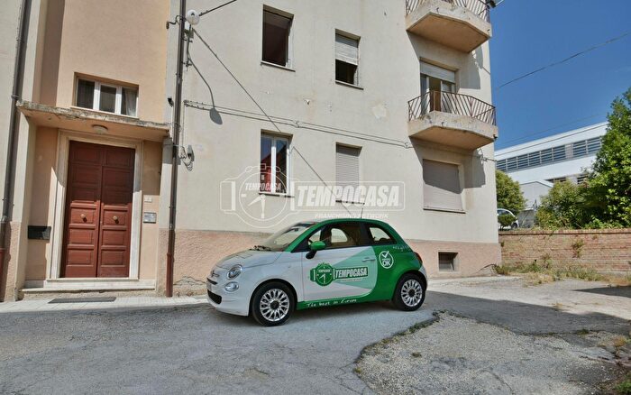 Appartamento con 5 locali in vendita in Via Trillini, Osimo