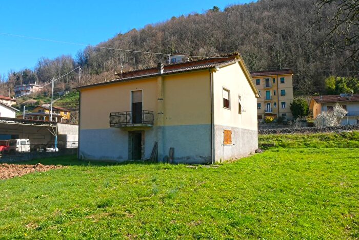 Casa con 8 locali in vendita in Fivizzano